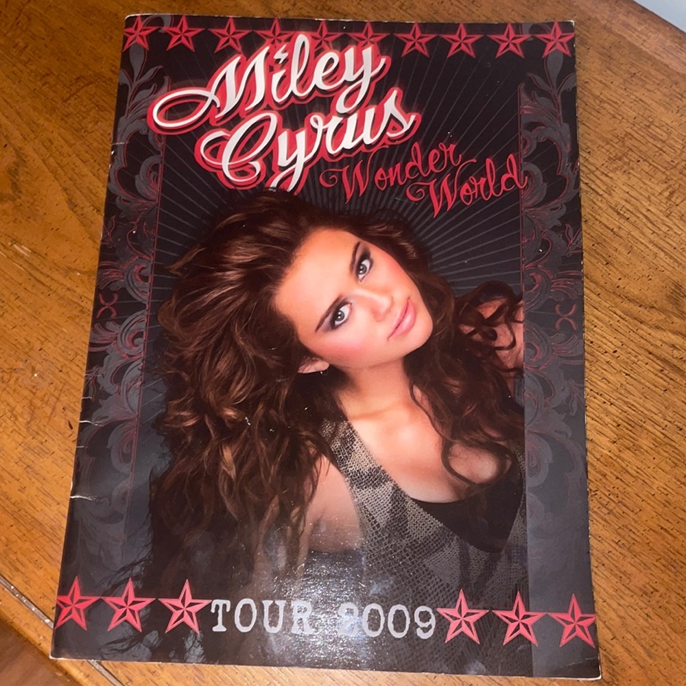 COPY - Miley Cyrus “Wonder World” 2009 TourBook